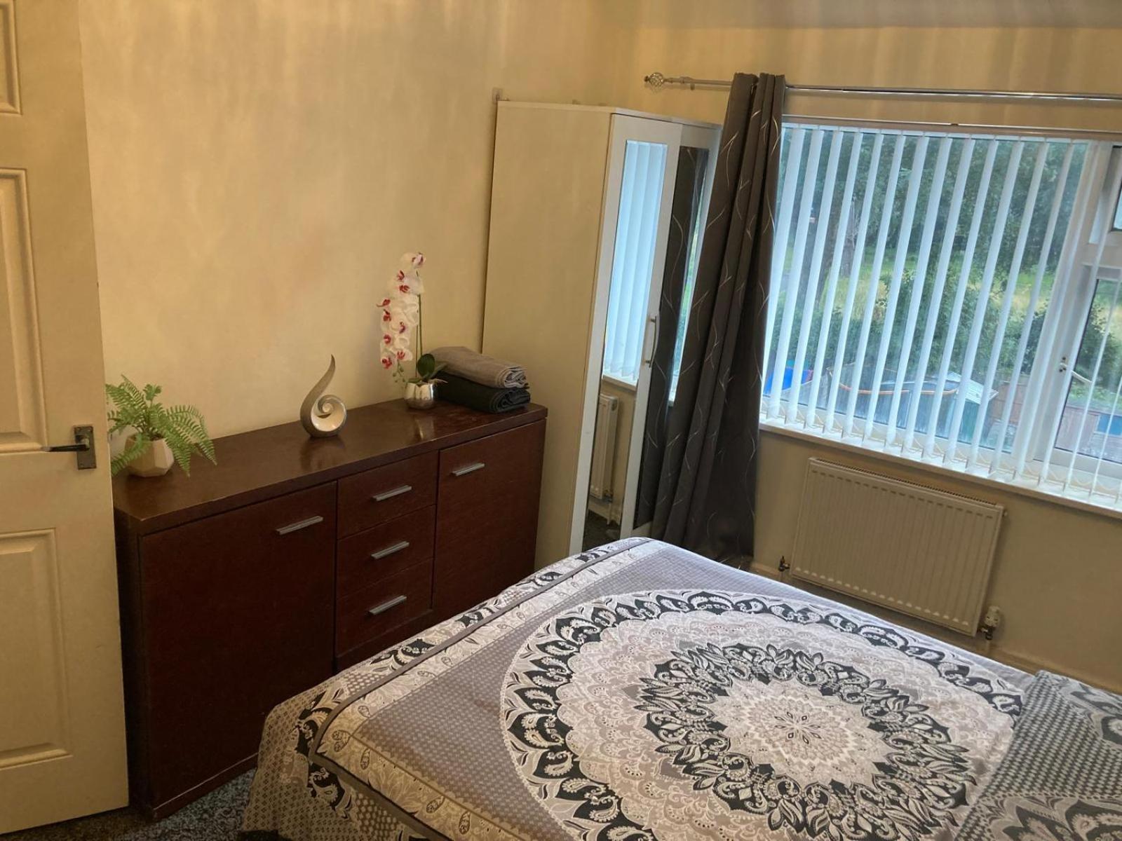 Apartment Spacious 3-bedroom In With Driveway Parking Birmingham