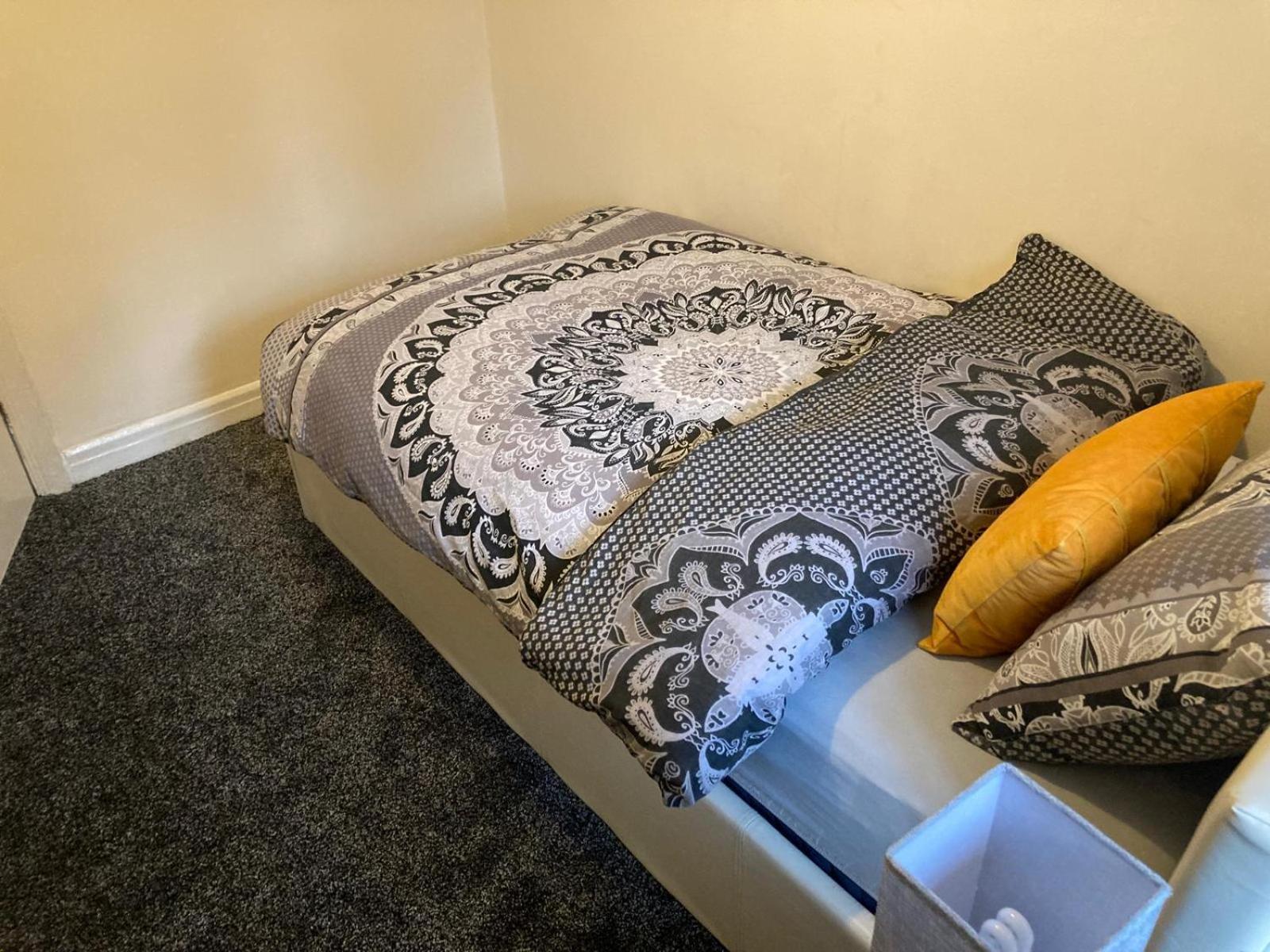 Spacious 3-bedroom In With Driveway Parking Apartment *