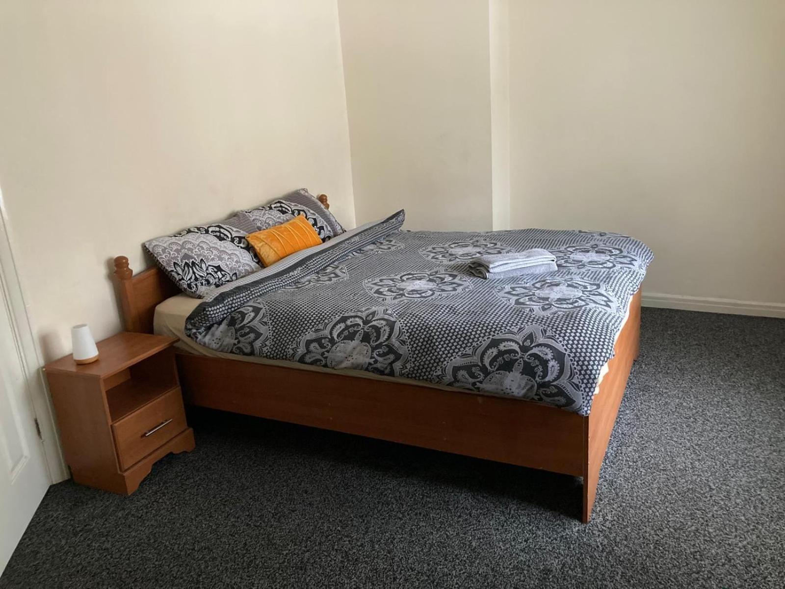 Spacious 3-bedroom In With Driveway Parking Apartment