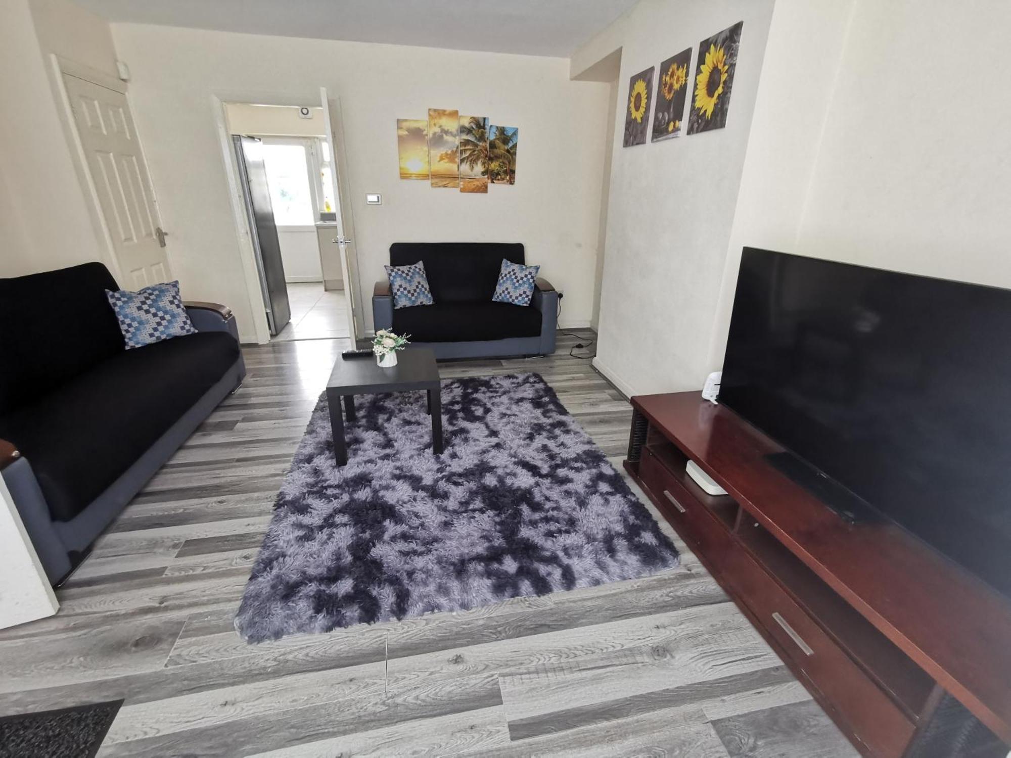 Spacious 3-bedroom In With Driveway Parking Apartment