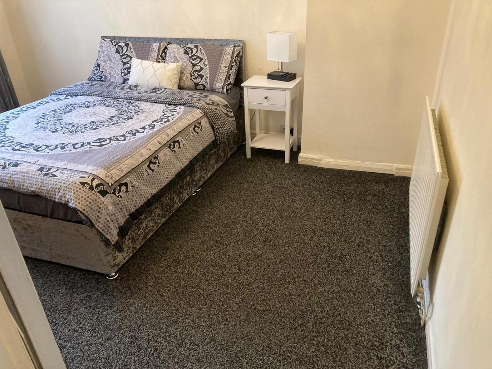 Apartment Spacious 3-bedroom In With Driveway Parking *