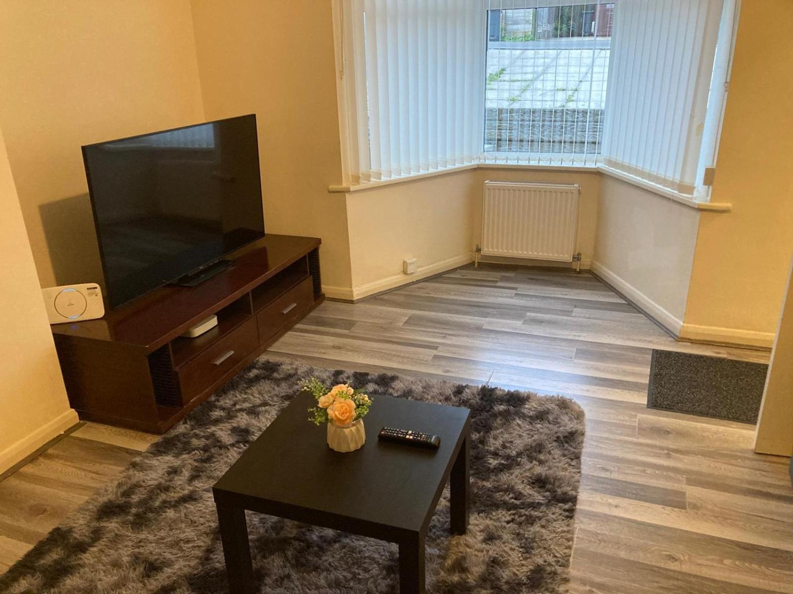 Spacious 3-bedroom In With Driveway Parking Birmingham