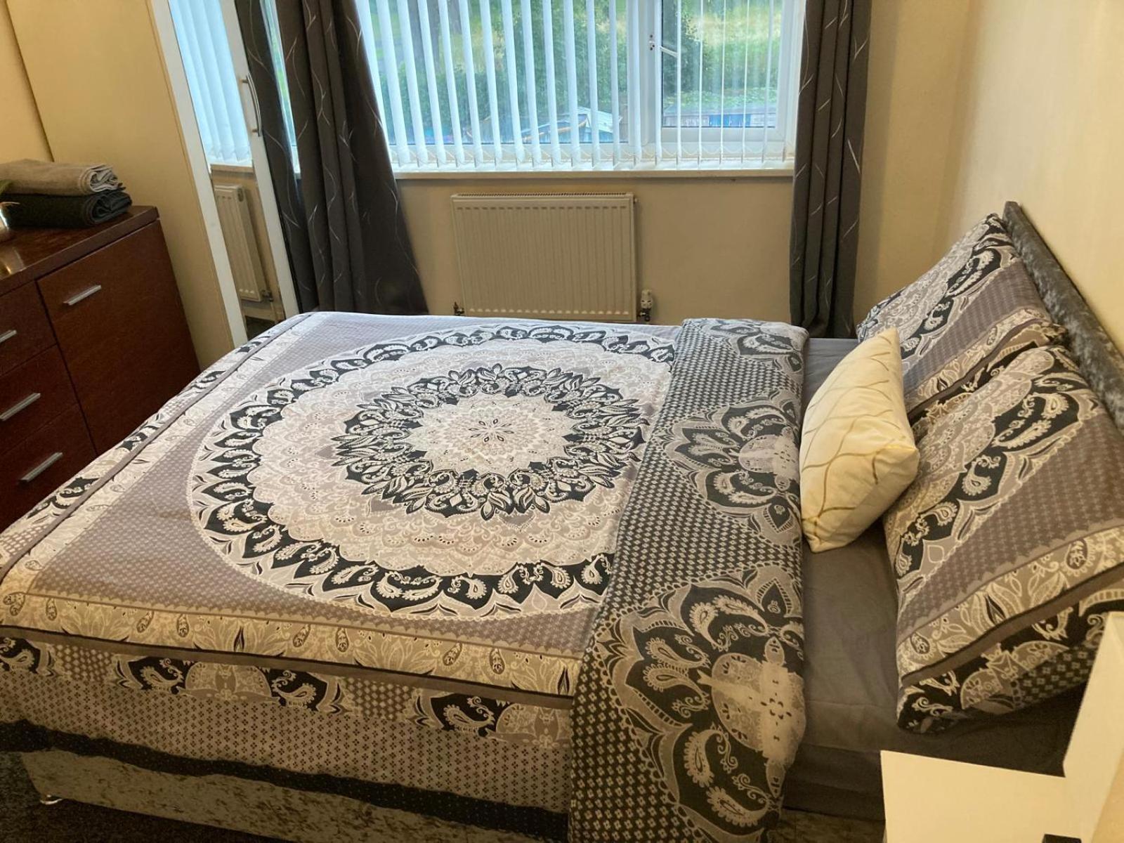 Spacious 3-bedroom In With Driveway Parking Apartment