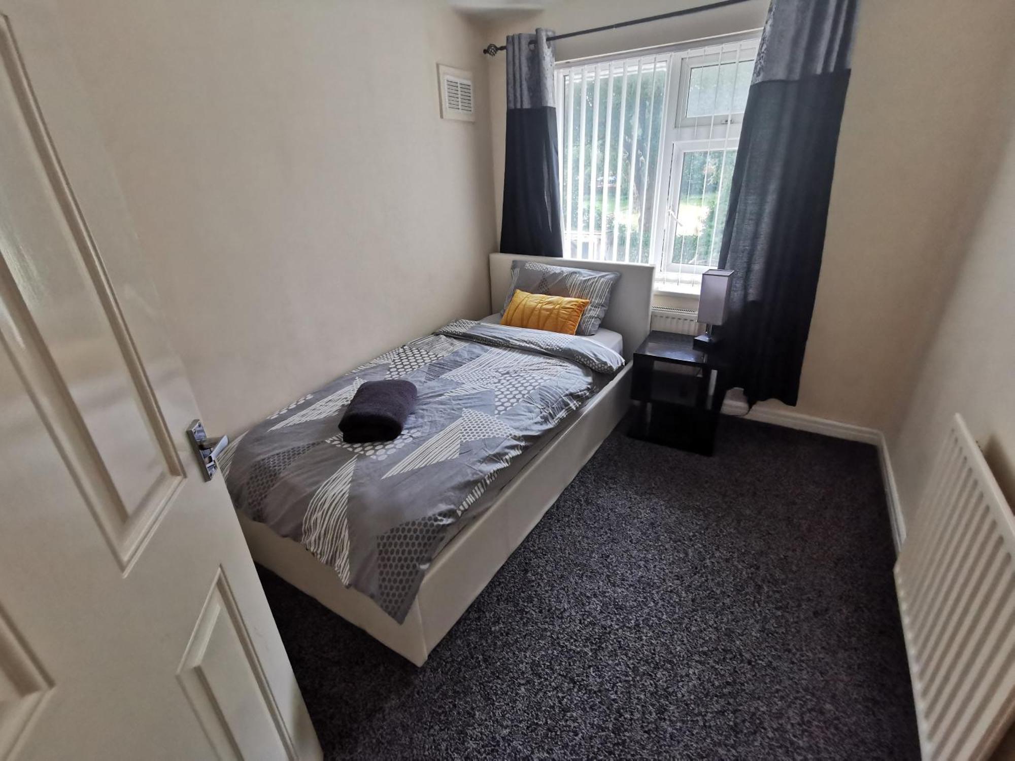 Spacious 3-bedroom In With Driveway Parking Birmingham