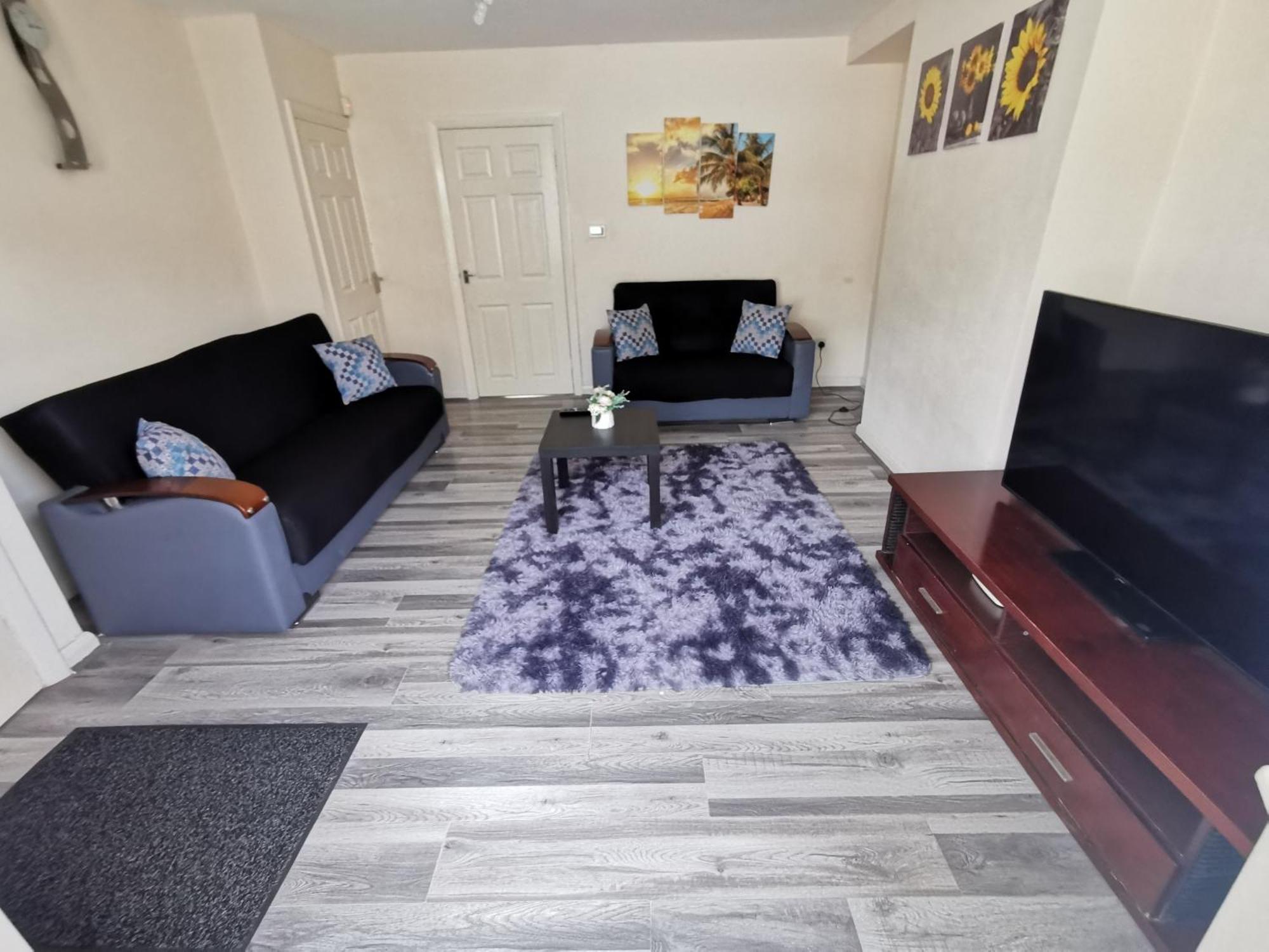 Spacious 3-bedroom In With Driveway Parking Apartment