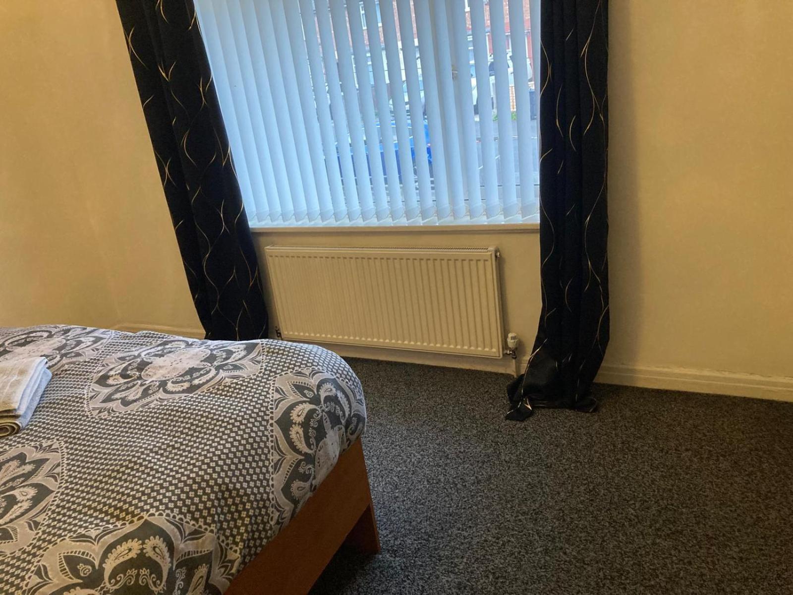Apartment Spacious 3-bedroom In With Driveway Parking