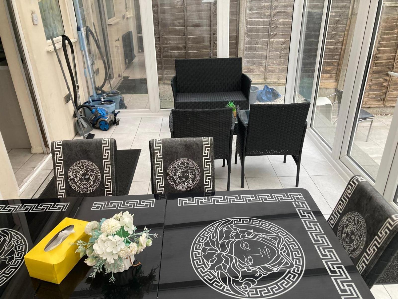 Apartment Spacious 3-bedroom In With Driveway Parking *