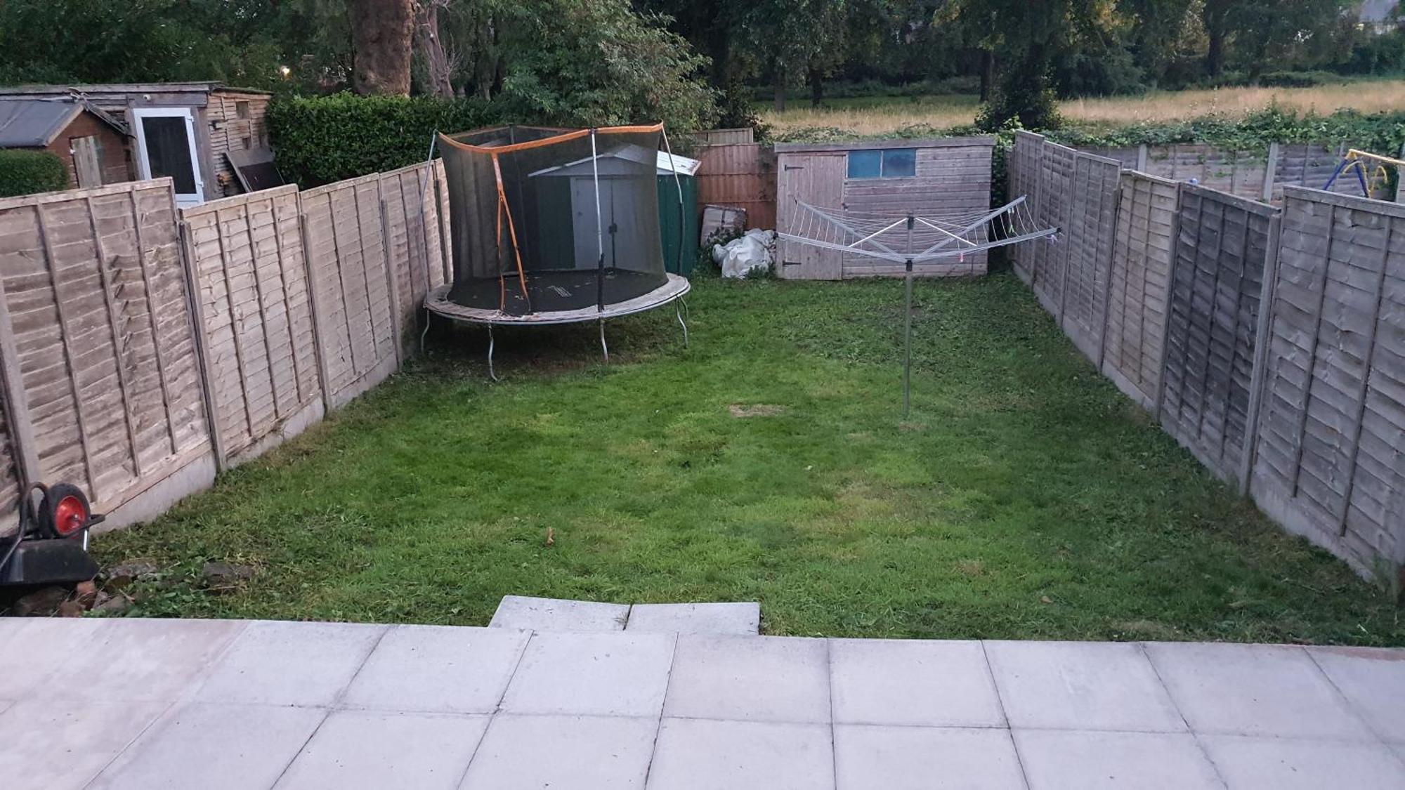 Apartment Spacious 3-bedroom In With Driveway Parking *