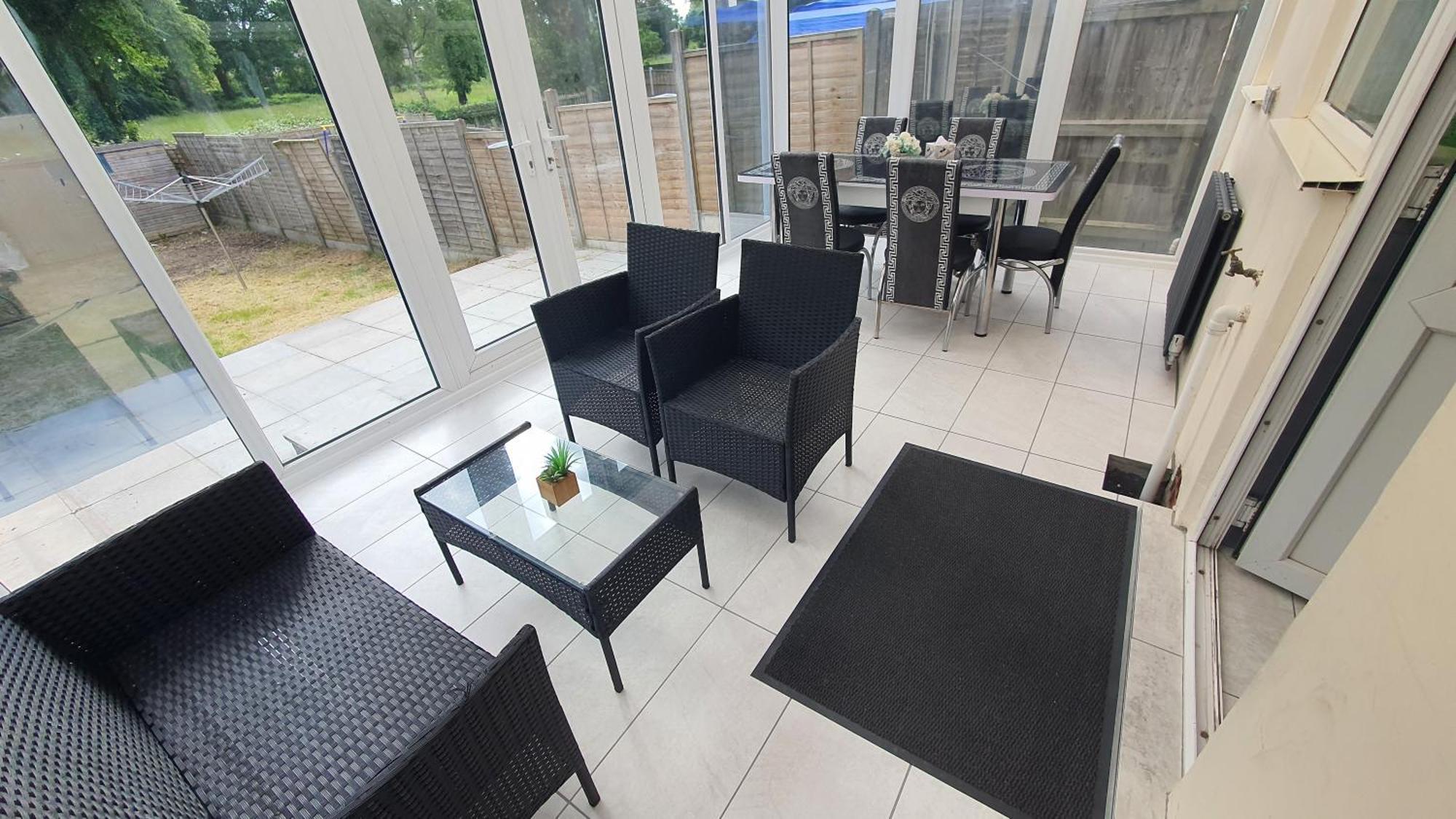 Apartment Spacious 3-bedroom In With Driveway Parking *