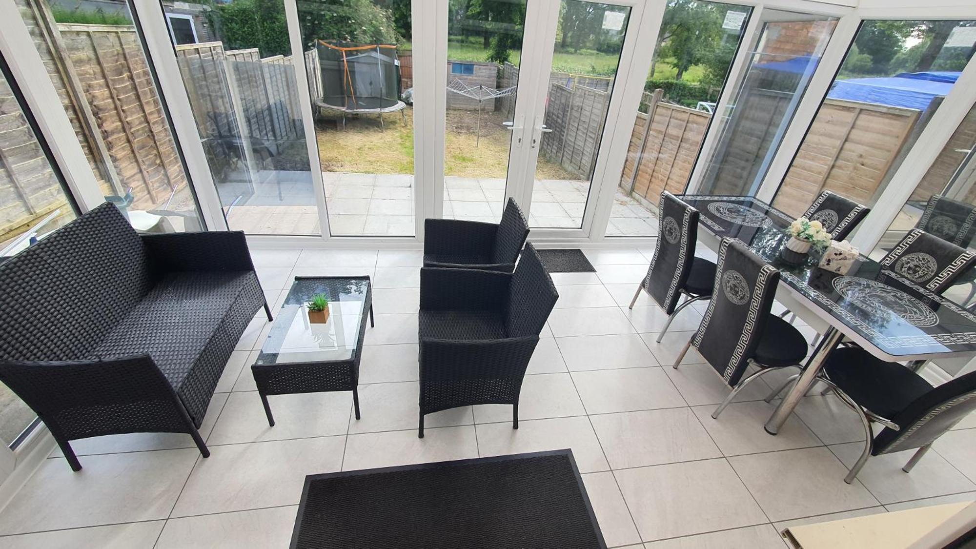 Spacious 3-bedroom In With Driveway Parking Apartment