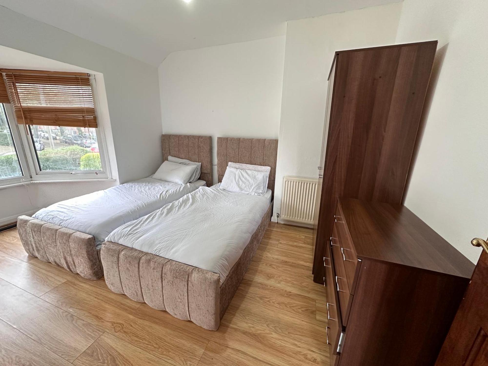 Chalet Convenient 3br Close To Qe Hospital & University Of