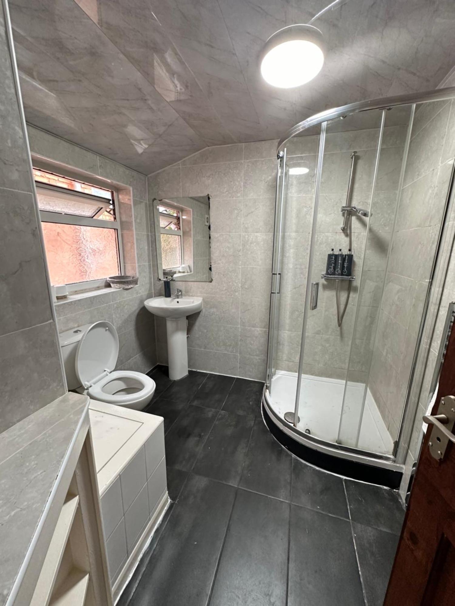 Convenient 3br Close To Qe Hospital & University Of Chalet *