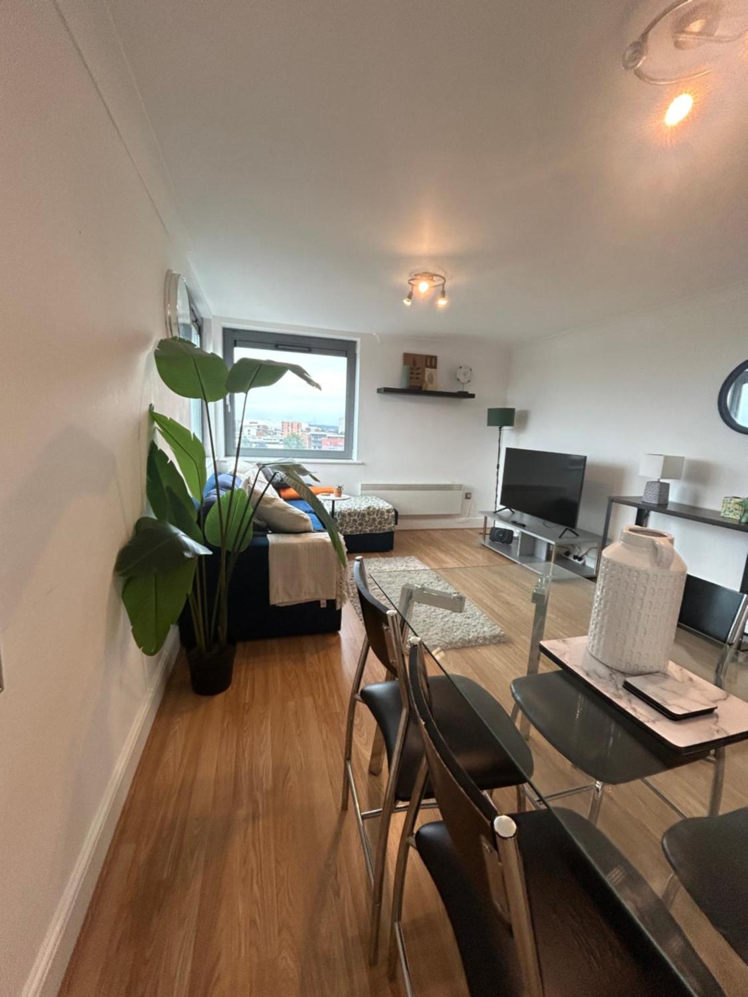 Stunning Modern 2 Bed With Views *