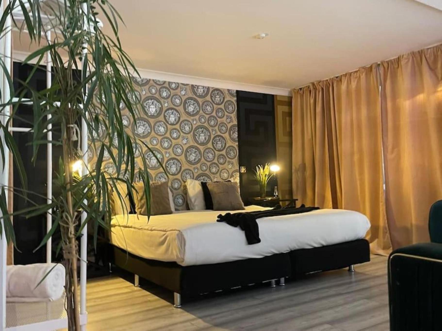 The Exclusive Jacuzzi Apartment *
