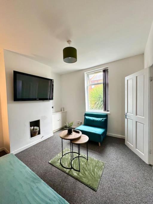 Cosy 3 Bed Home, Near Bham Centre, Sleeps 8 *