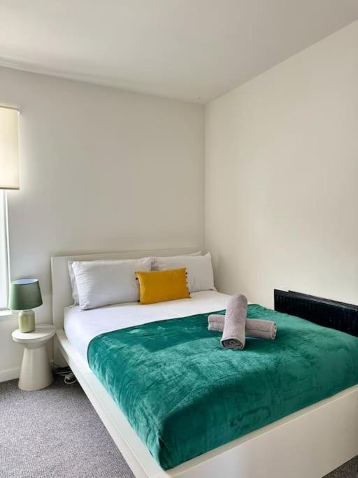 Cosy 3 Bed Home, Near Bham Centre, Sleeps 8 Birmingham