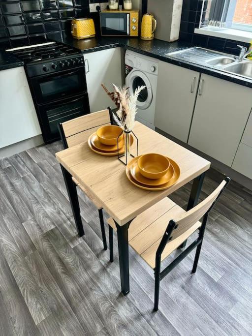 Holiday home Cosy 3 Bed Home, Near Bham Centre, Sleeps 8 *