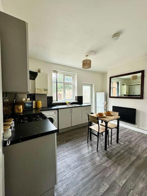 Holiday home Cosy 3 Bed Home, Near Bham Centre, Sleeps 8