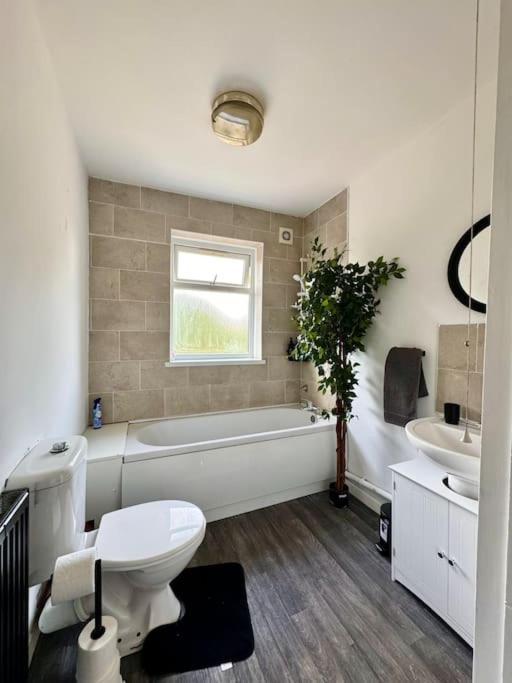 Cosy 3 Bed Home, Near Bham Centre, Sleeps 8 Birmingham
