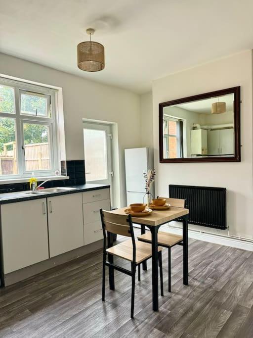 Cosy 3 Bed Home, Near Bham Centre, Sleeps 8