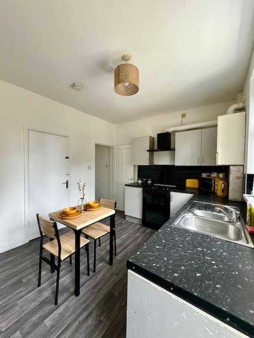 Cosy 3 Bed Home, Near Bham Centre, Sleeps 8 Holiday home *