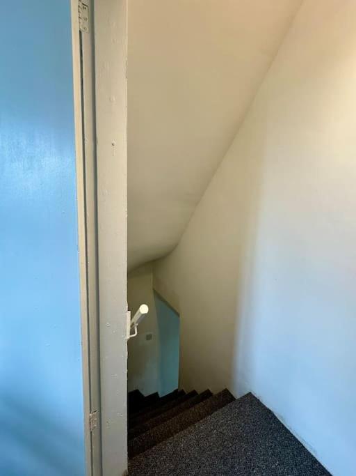 Cosy 3 Bed Home, Near Bham Centre, Sleeps 8 *