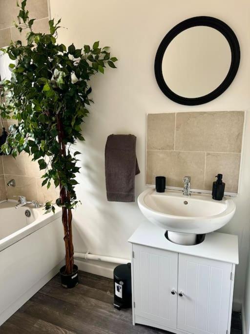 Cosy 3 Bed Home, Near Bham Centre, Sleeps 8 Birmingham