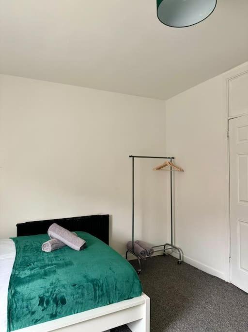 Cosy 3 Bed Home, Near Bham Centre, Sleeps 8 Holiday home *