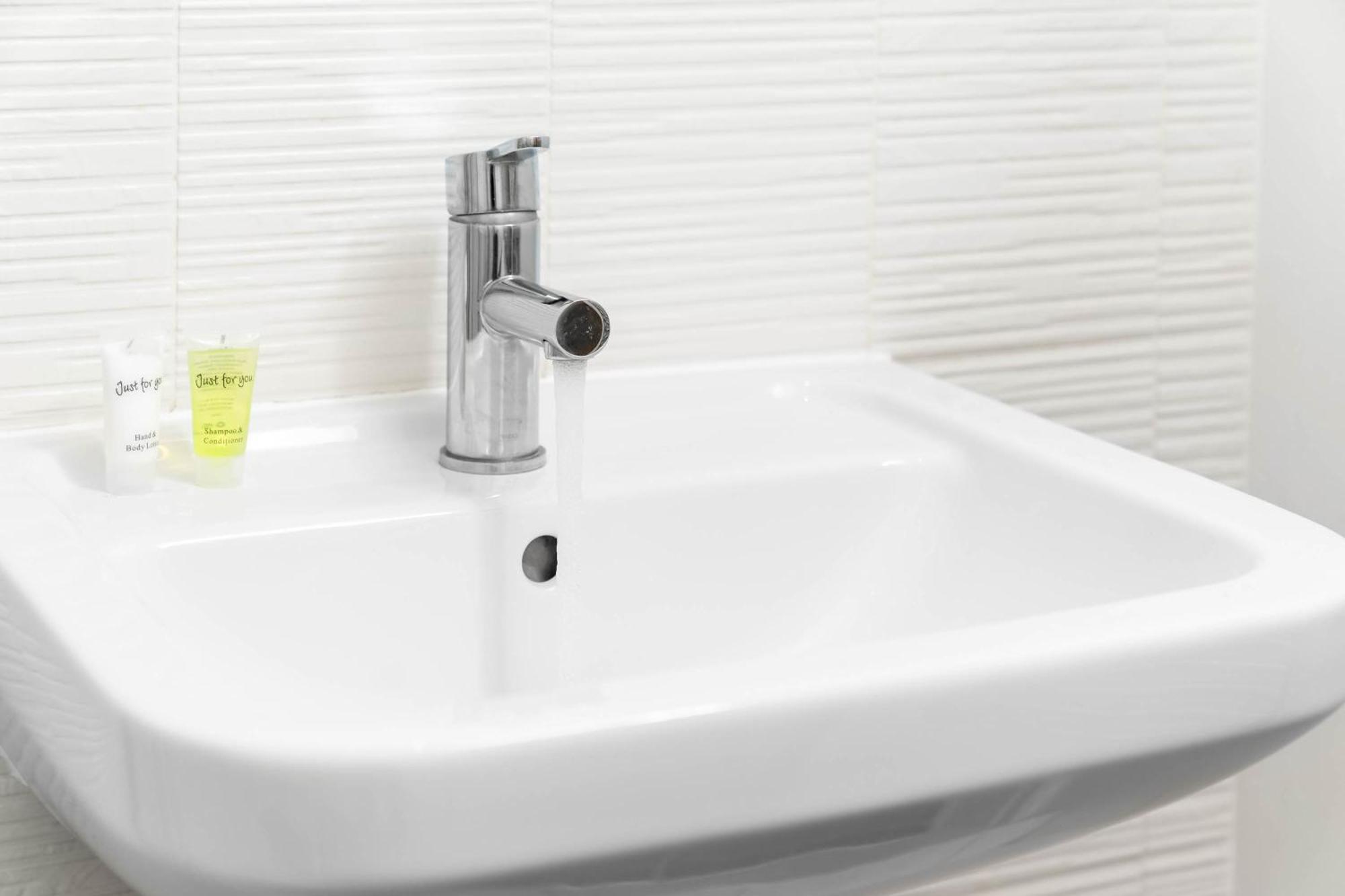 Modern 2 Bed Centre Wi-fi - Rated - Wifi - Smart - Rated - Tv - 49l Apartment *