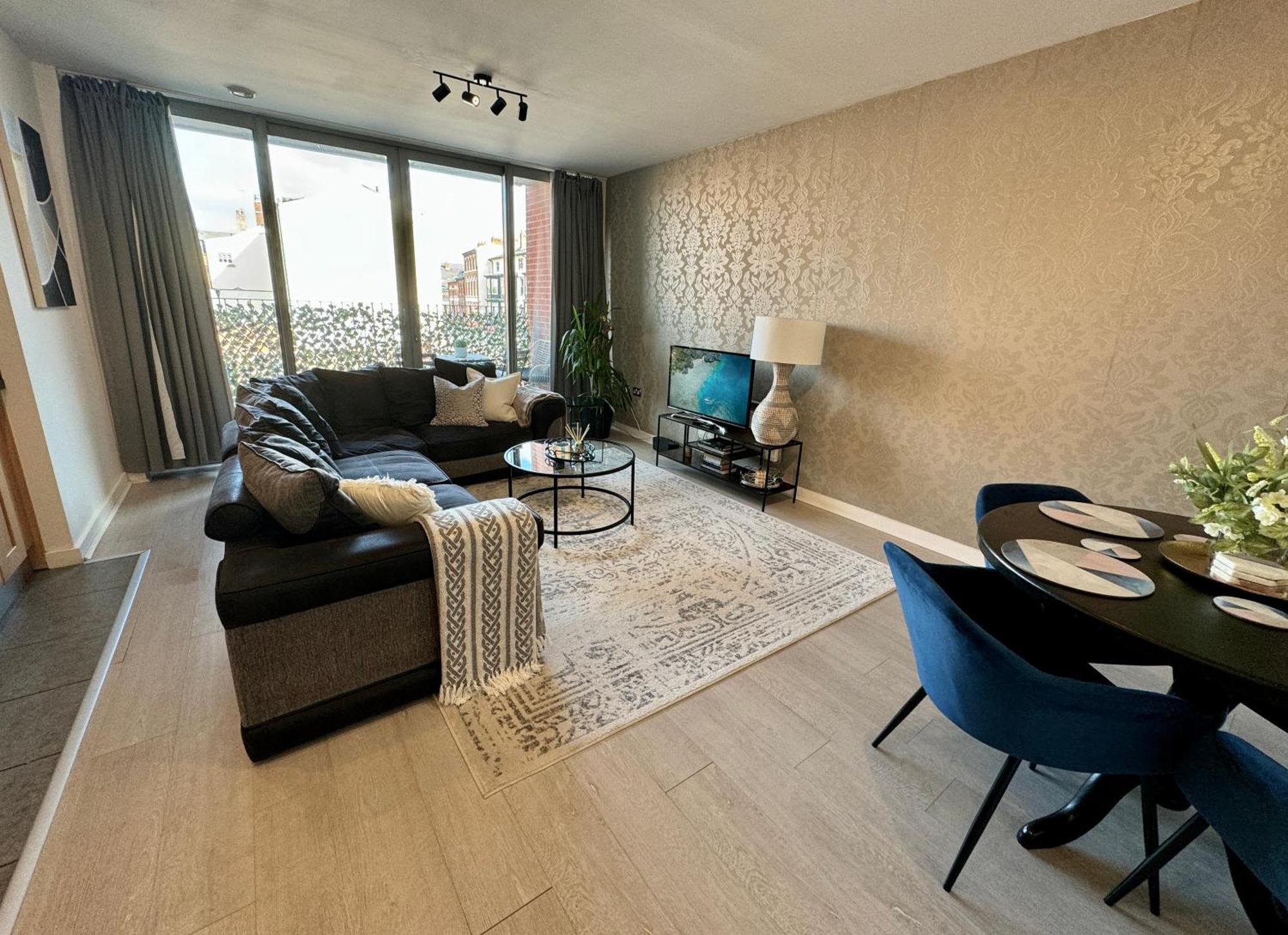 Luxury 2 Bed 2 Bath With Balcony, Fast Wifi In Centre Birmingham