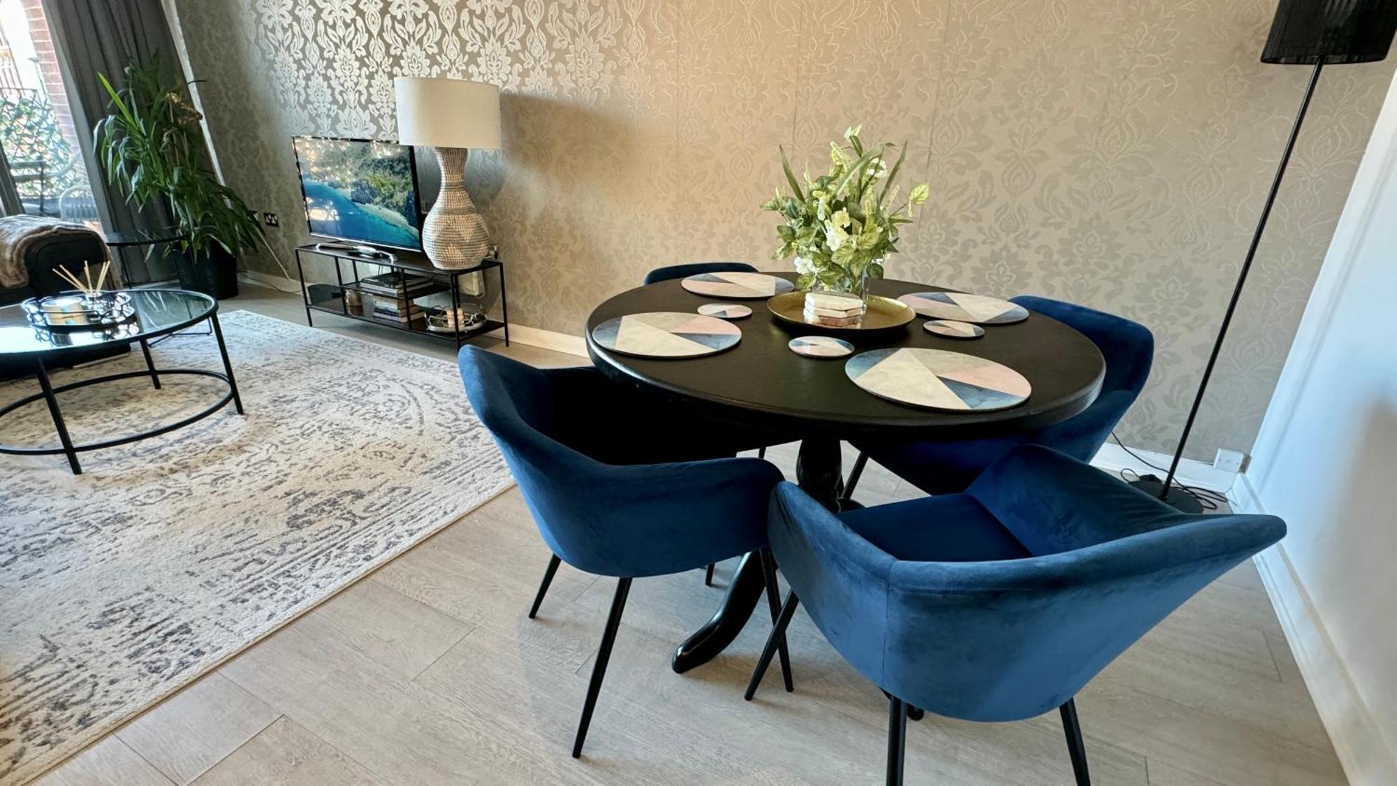 Luxury 2 Bed 2 Bath With Balcony, Fast Wifi In Centre Apartment