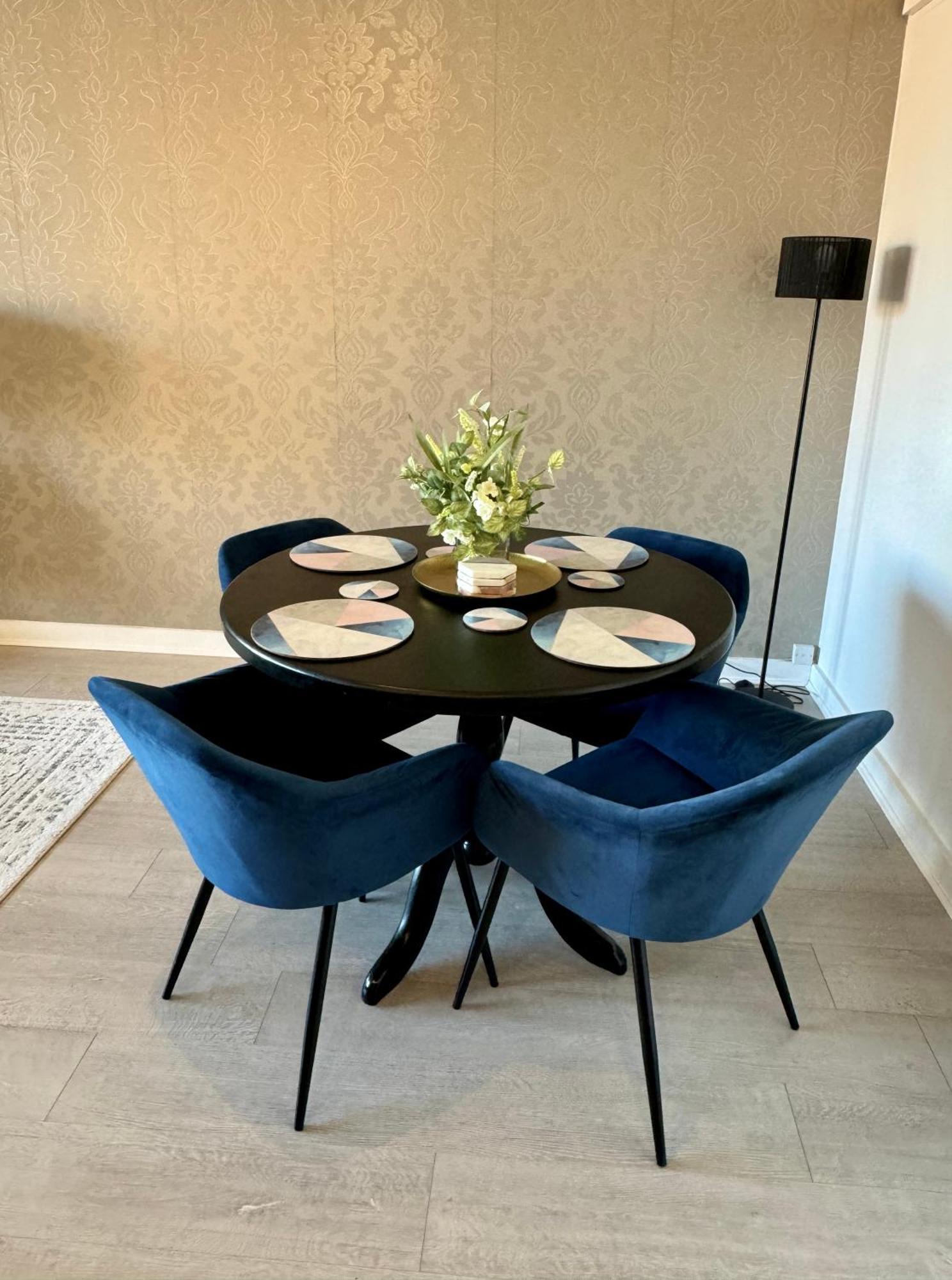 Luxury 2 Bed 2 Bath With Balcony, Fast Wifi In Centre *