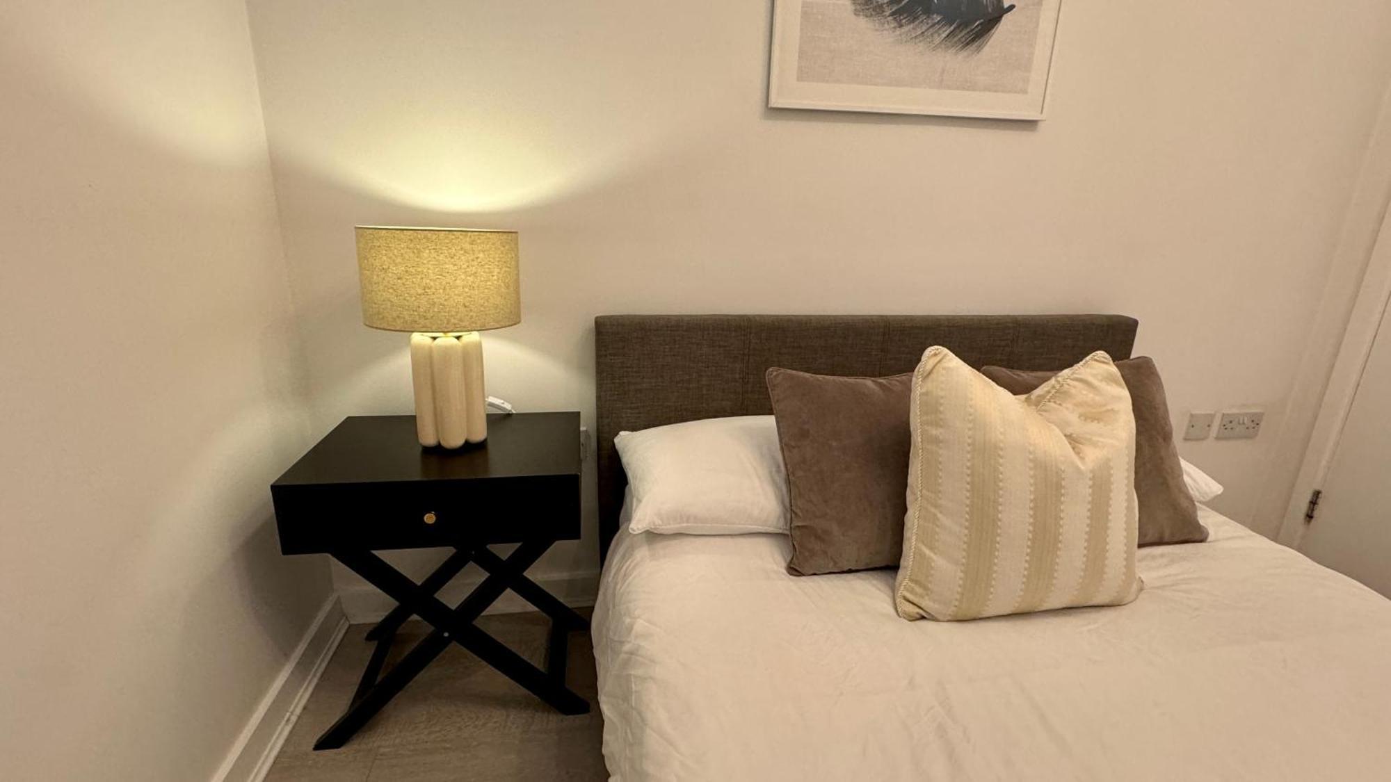 Luxury 2 Bed 2 Bath With Balcony, Fast Wifi In Centre