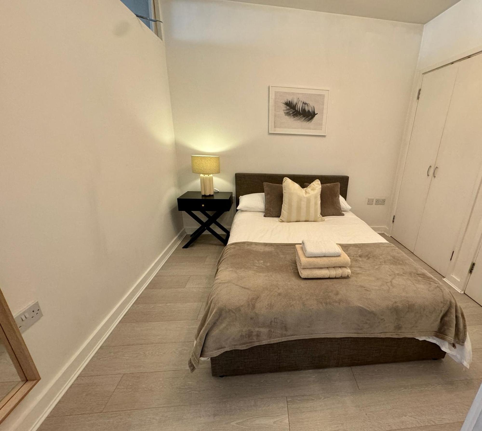Luxury 2 Bed 2 Bath With Balcony, Fast Wifi In Centre Apartment *