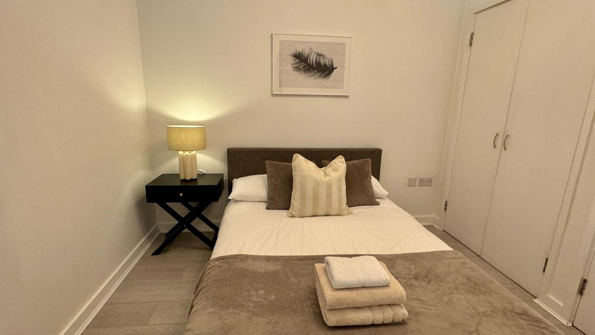 Apartment Luxury 2 Bed 2 Bath With Balcony, Fast Wifi In Centre *