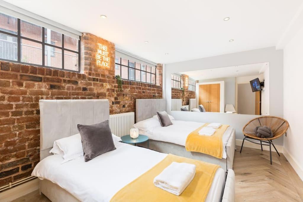 Grade Ii Listed High-end Large 4 Bed Townhouse Birmingham, Jquarter - Sleeps 9 - High-end Luxury House - Huge L Shape Sofa - 75 Inch Smart Tv - Deposit Required * Birmingham