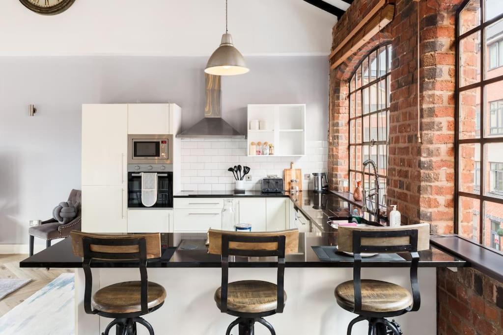 Grade Ii Listed High-end Large 4 Bed Townhouse Birmingham, Jquarter - Sleeps 9 - High-end Luxury House - Huge L Shape Sofa - 75 Inch Smart Tv - Deposit Required Holiday home Birmingham