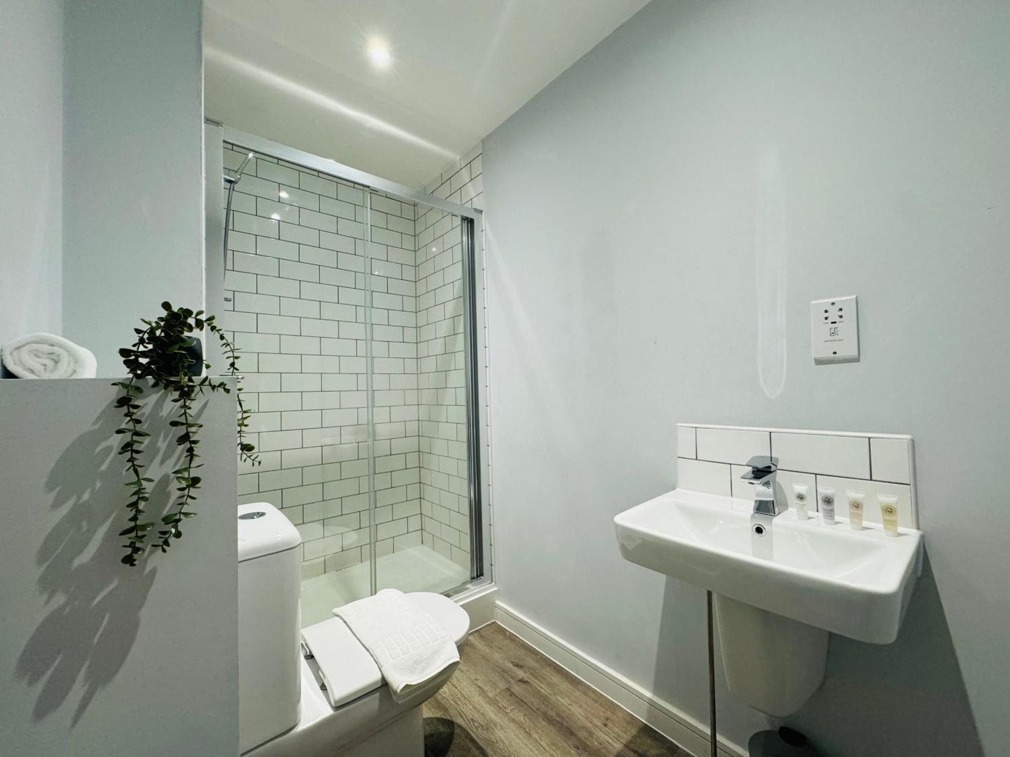 Last-minute Offers L Don't Miss Out L Sleeps Up To 4 L Free Parking L Spacious 2bed 2bath & Netflix Available L Jvt Short Lets Apartment *