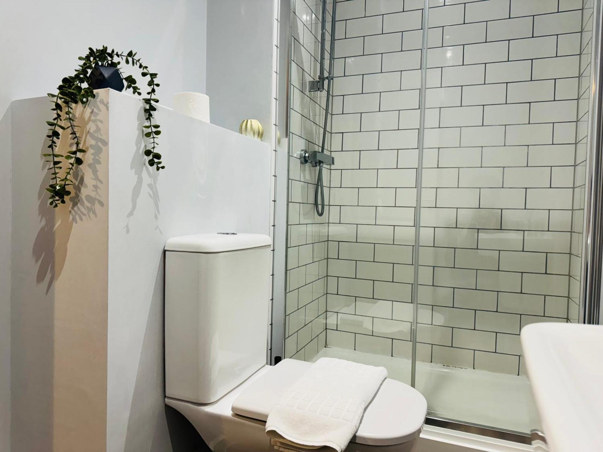 Apartment Last-minute Offers L Don't Miss Out L Sleeps Up To 4 L Free Parking L Spacious 2bed 2bath & Netflix Available L Jvt Short Lets