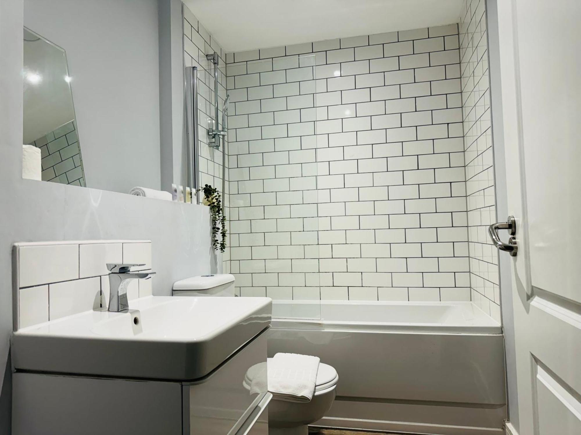 Last-minute Offers L Don't Miss Out L Sleeps Up To 4 L Free Parking L Spacious 2bed 2bath & Netflix Available L Jvt Short Lets