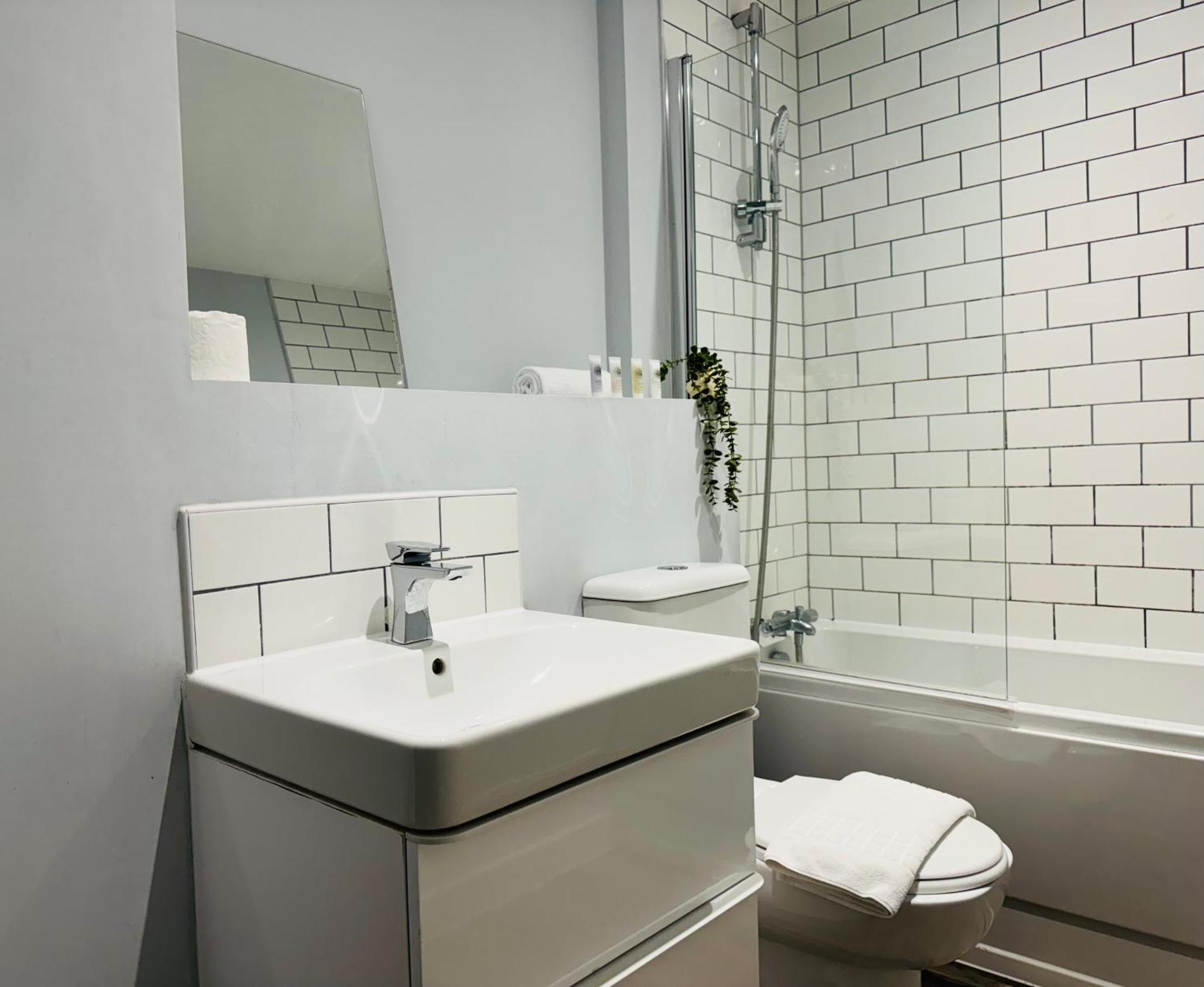 Last-minute Offers L Don't Miss Out L Sleeps Up To 4 L Free Parking L Spacious 2bed 2bath & Netflix Available L Jvt Short Lets *