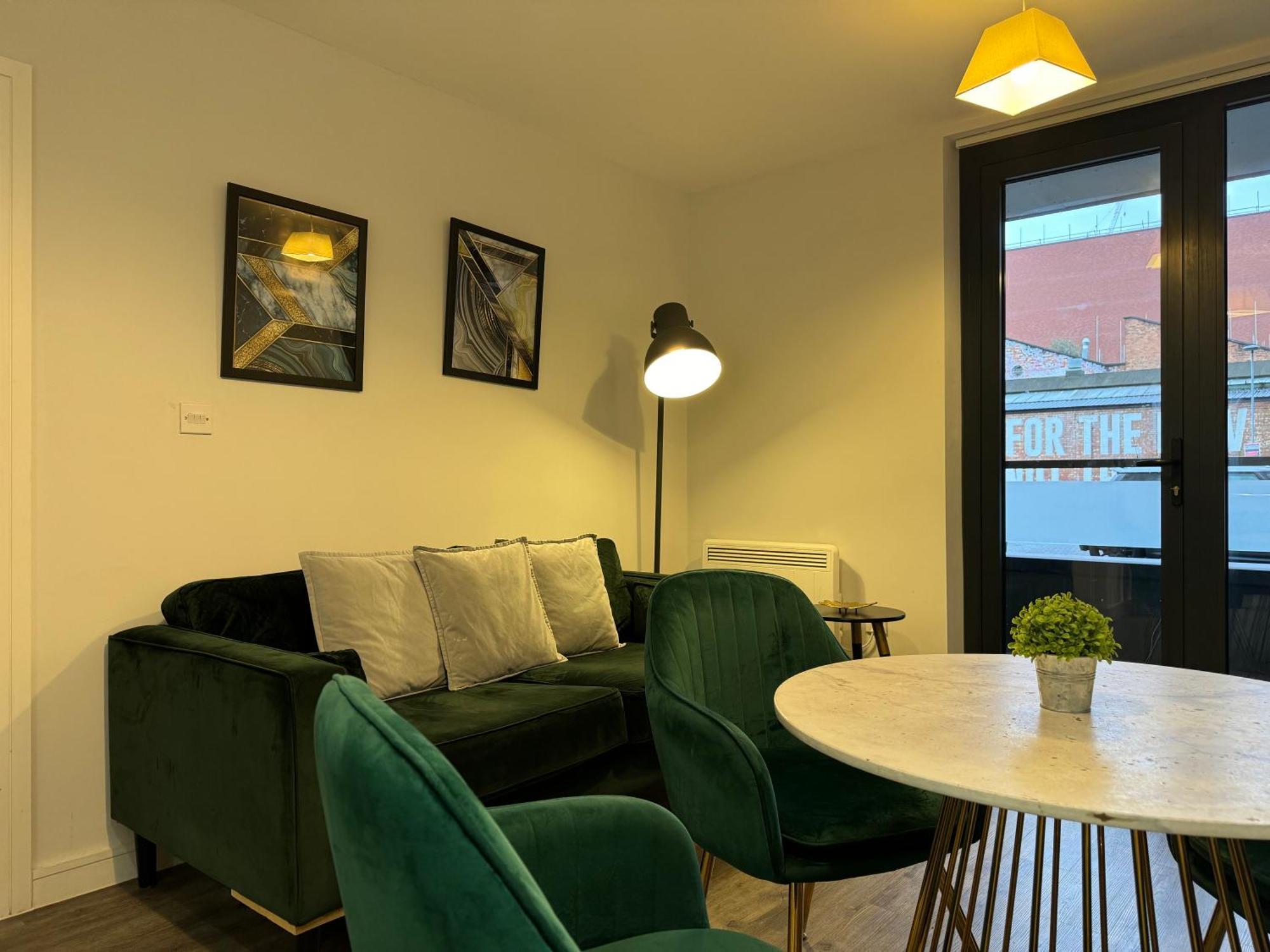 Last-minute Offers L Don't Miss Out L Sleeps Up To 4 L Free Parking L Spacious 2bed 2bath & Netflix Available L Jvt Short Lets Apartment *