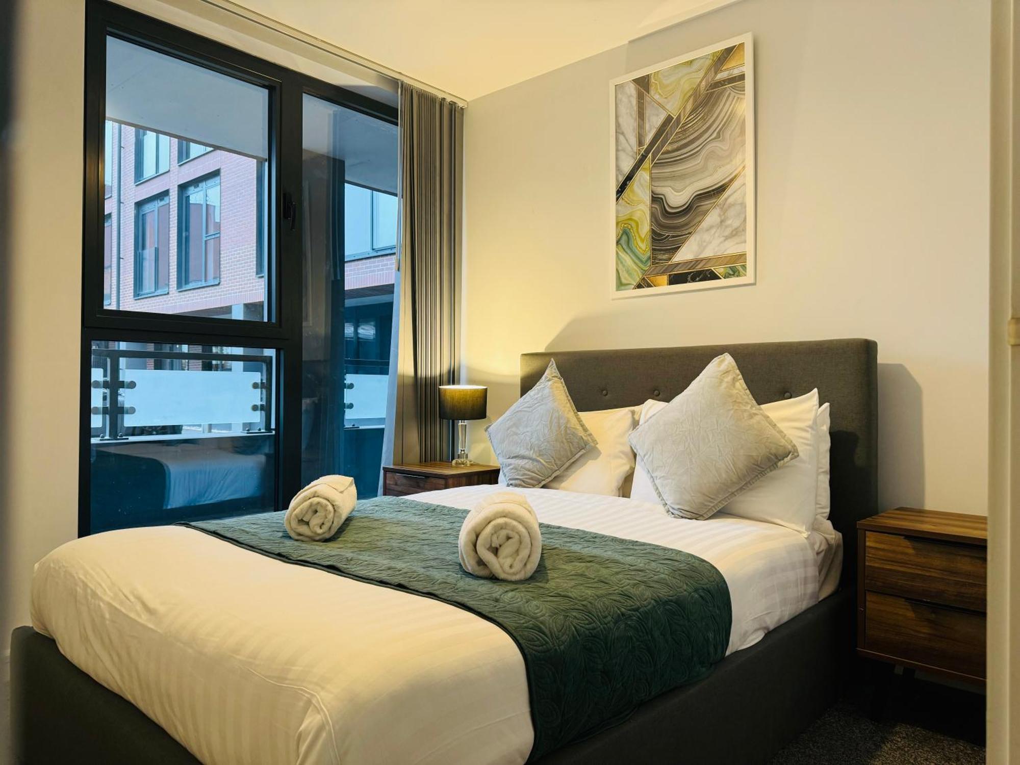 Apartment Last-minute Offers L Don't Miss Out L Sleeps Up To 4 L Free Parking L Spacious 2bed 2bath & Netflix Available L Jvt Short Lets