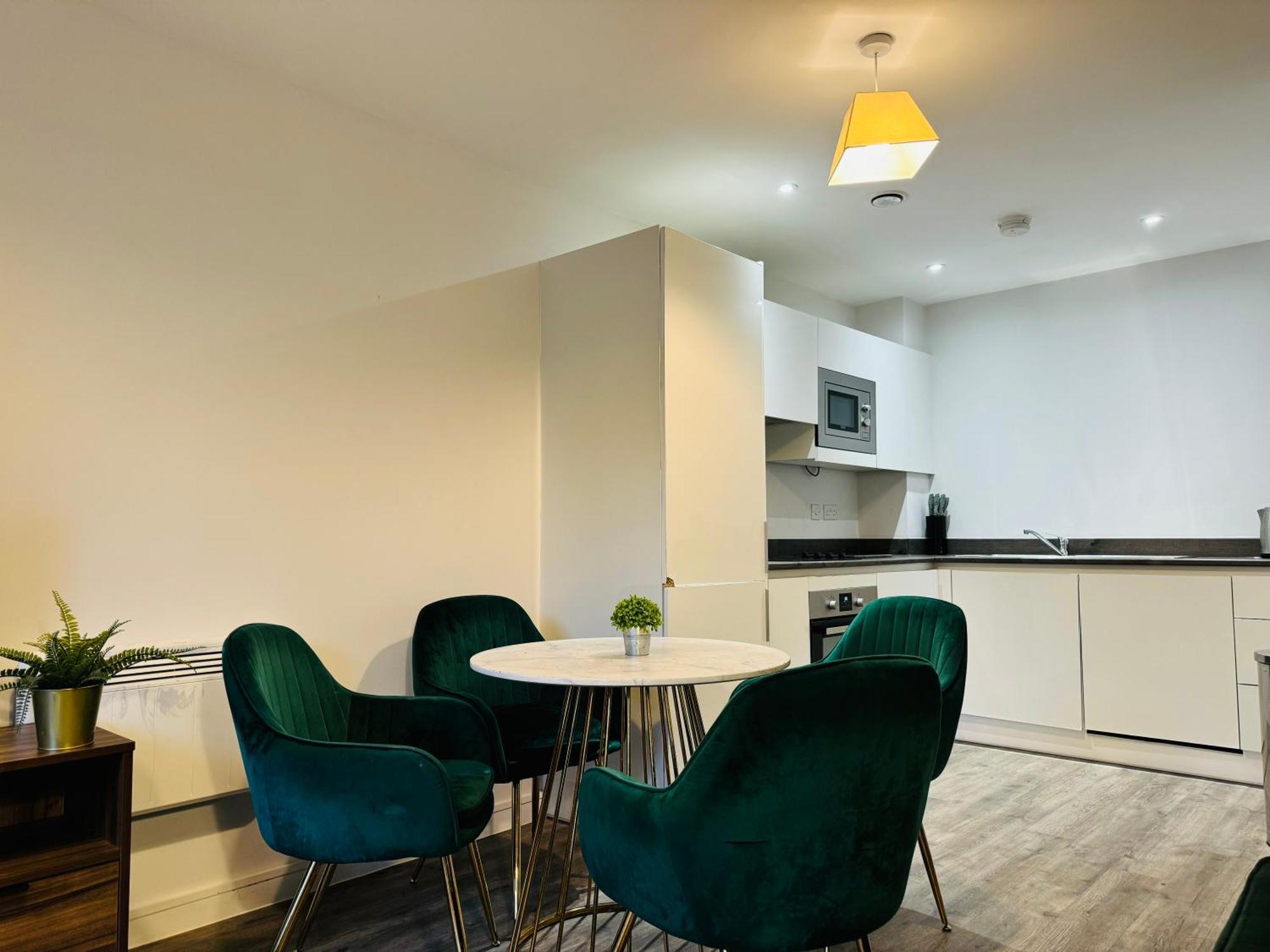 Apartment Last-minute Offers L Don't Miss Out L Sleeps Up To 4 L Free Parking L Spacious 2bed 2bath & Netflix Available L Jvt Short Lets *