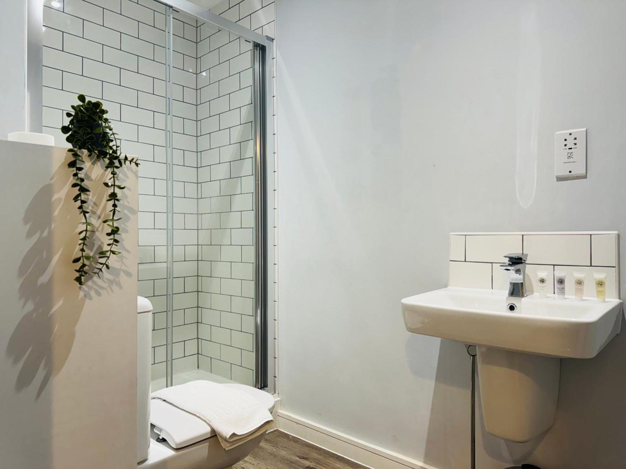 Last-minute Offers L Don't Miss Out L Sleeps Up To 4 L Free Parking L Spacious 2bed 2bath & Netflix Available L Jvt Short Lets * Birmingham