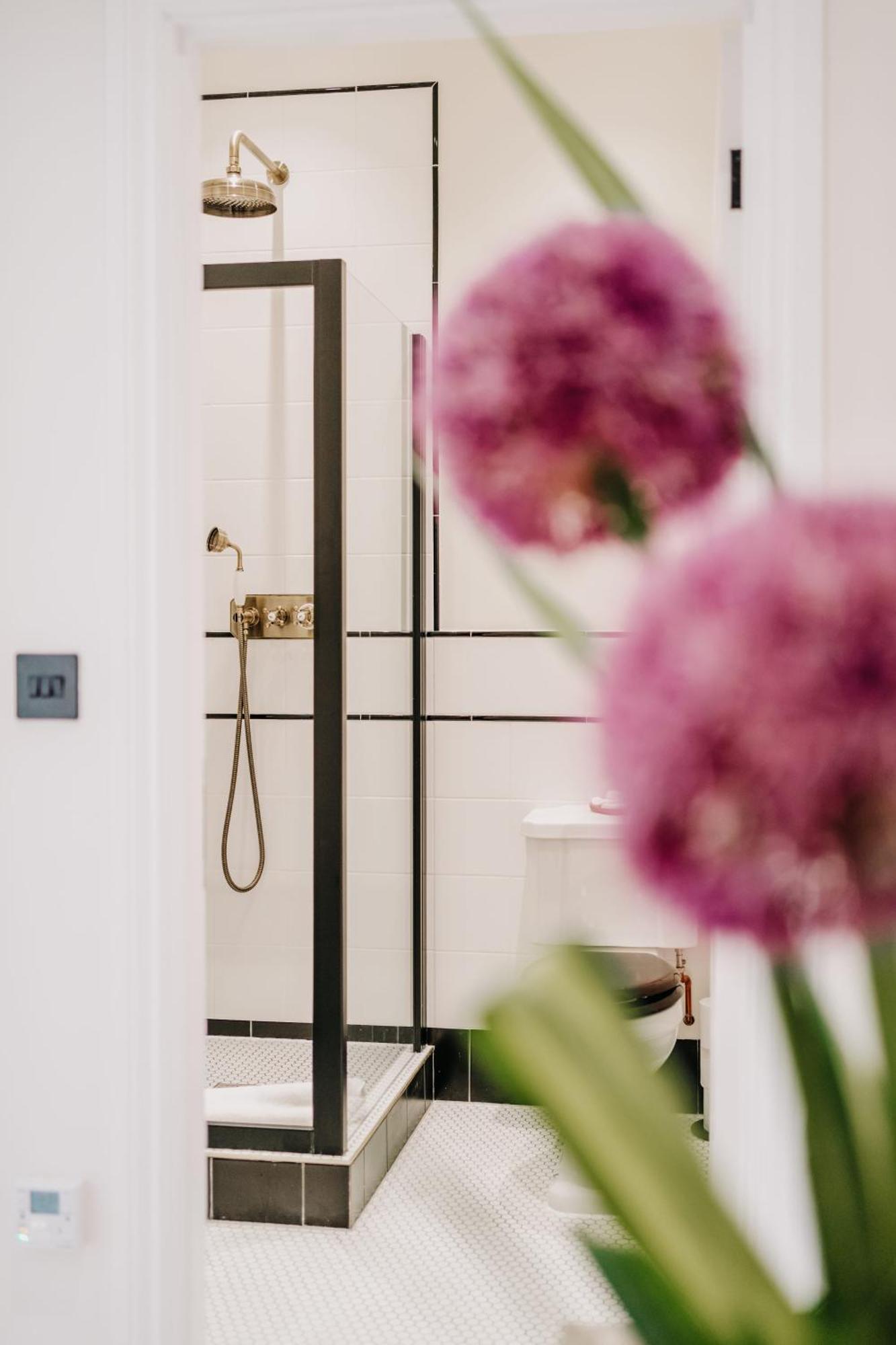 Grade Ii Restored Boutique Family Contractors Apartment *