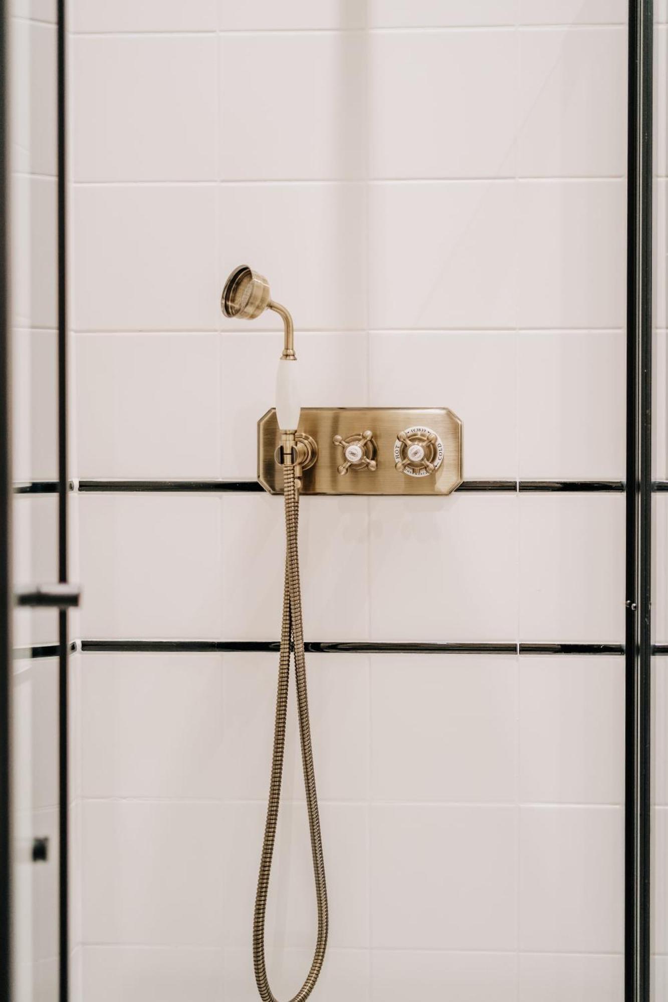 Grade Ii Restored Boutique Family Contractors Apartment