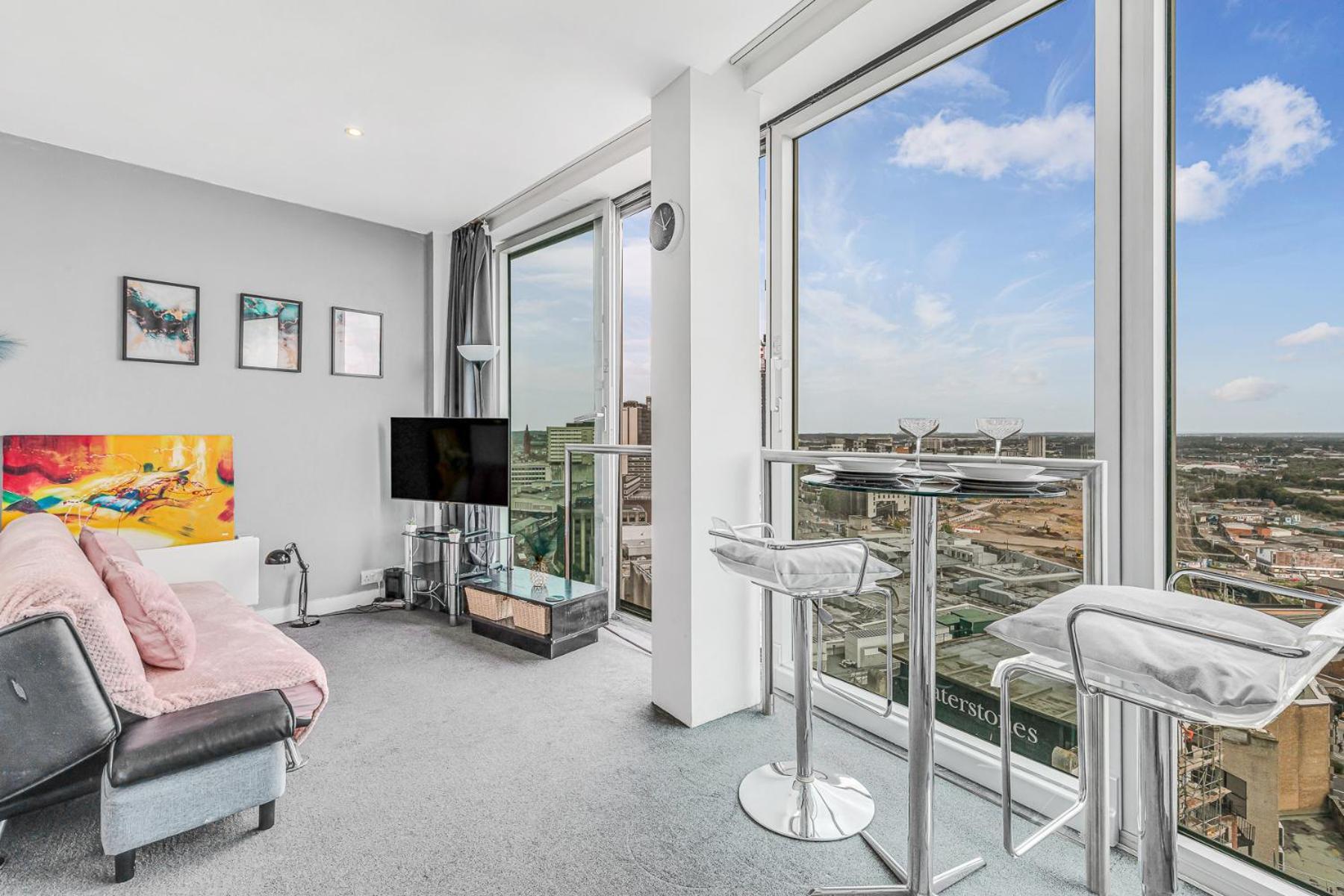 Heart Of City, Centre Point Luxury Apartment