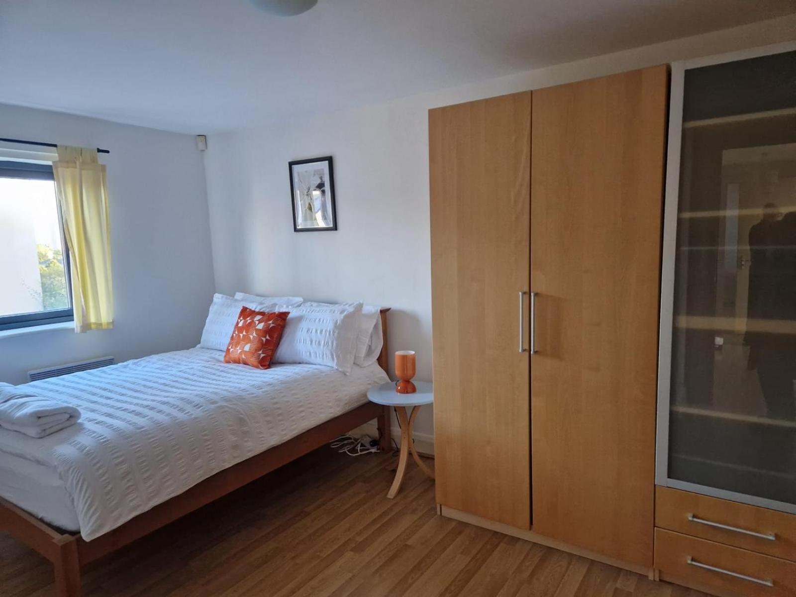 Parkcentral Centre - Near Chinatown - Private Gated Free Parking Apartment Birmingham