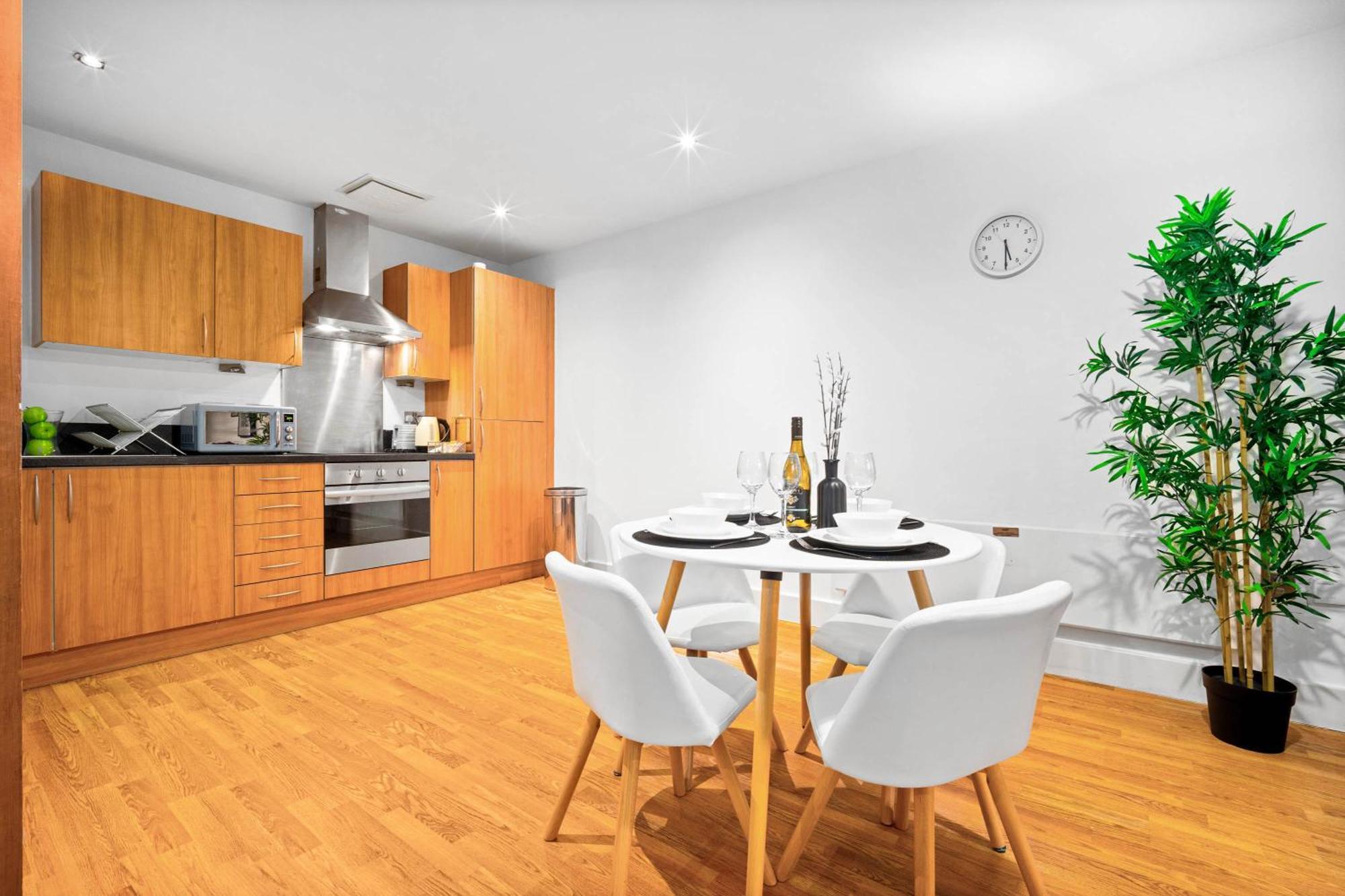 Apartment 2-bedroom In Heart Of The - China Town - Balcony - Secure Parking Included 48a Birmingham